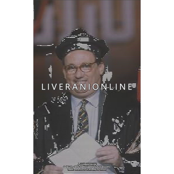 DIAP-RETROSPETTIVA MAURIZIO MOSCA GIORNALISTA NELLA FOTO MAURIZIO MOSCA CONDUCE LA TRASMISSIONE TELEVISIVA “L\'APPELLO DEL MARTEDI“ NELL\'ANNO 1990 AG ALDO LIVERANI SAS