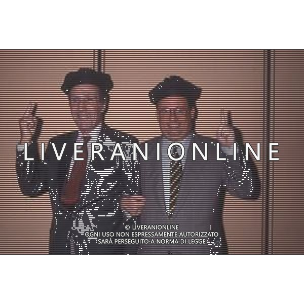 DIAP-RETROSPETTIVA MAURIZIO MOSCA GIORNALISTA NELLA FOTO MAURIZIO MOSCA CONDUCE LA TRASMISSIONE TELEVISIVA “L\'APPELLO DEL MARTEDI“ NELL\'ANNO 1990 CON HELENIO HERRERA AG ALDO LIVERANI SAS