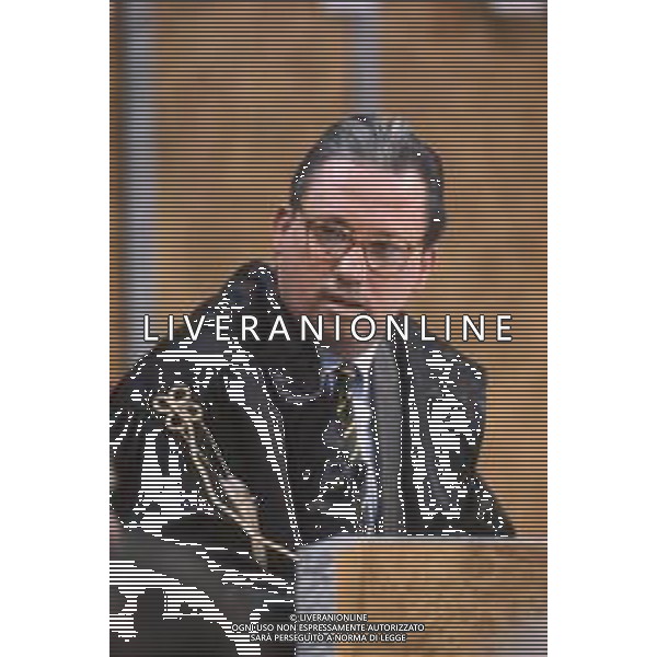 DIAP-RETROSPETTIVA MAURIZIO MOSCA GIORNALISTA NELLA FOTO MAURIZIO MOSCA CONDUCE LA TRASMISSIONE TELEVISIVA “L\'APPELLO DEL MARTEDI“ NELL\'ANNO 1990 AG ALDO LIVERANI SAS