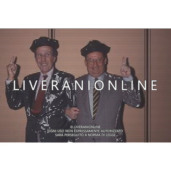 DIAP-RETROSPETTIVA MAURIZIO MOSCA GIORNALISTA NELLA FOTO MAURIZIO MOSCA CONDUCE LA TRASMISSIONE TELEVISIVA “L\'APPELLO DEL MARTEDI“ NELL\'ANNO 1990 CON HELENIO HERRERA AG ALDO LIVERANI SAS