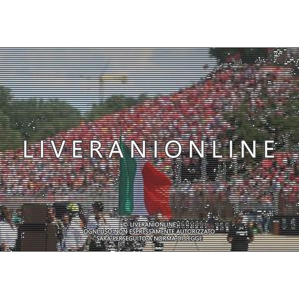 IMOLA 18 05 2025 IMOLA DOMENICA AUTODROMO ENZO E DINO FERRARI DOMENICA FORMULA 1 GRAN PREMIO DEL MADE IN ITALY E DELL\'EMILIA ROMAGNA NELLA FOTO PUBBLICO ALLA TRIBUNA RIVAZZA - BANDIERA ITALIANA ©SANNA - AGENZIA ALDO LIVERANI SAS
