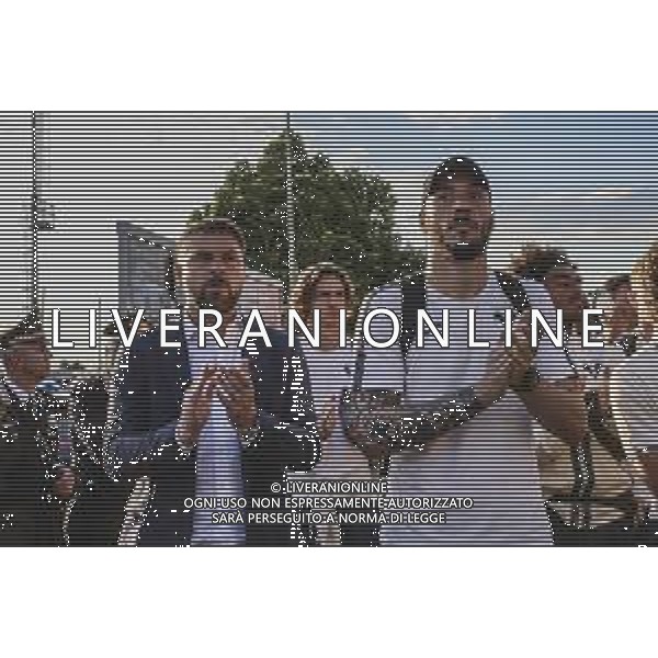 Hellas Verona players applaud the fans following before Hellas Verona FC vs Como FC 1907, 37° Serie A Enilive 2024-25 game at Marcantonio Bentegodi stadium in Verona (VR), Italy, on May 18, 2025. (Photo by Davide Casentini)- AGENZIA ALDO LIVERANI SAS