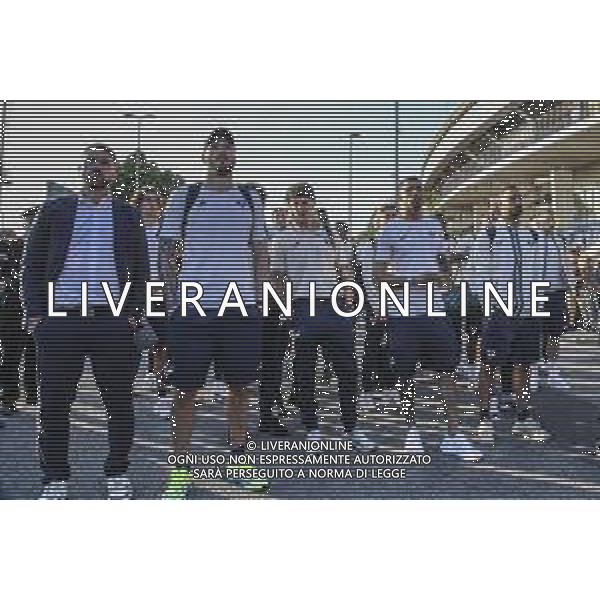 Hellas Verona players applaud the fans following before Hellas Verona FC vs Como FC 1907, 37° Serie A Enilive 2024-25 game at Marcantonio Bentegodi stadium in Verona (VR), Italy, on May 18, 2025. (Photo by Davide Casentini)- AGENZIA ALDO LIVERANI SAS