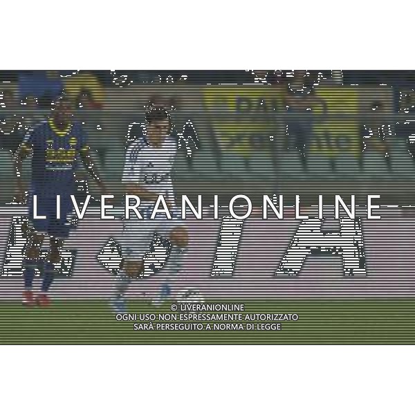 Maximo Perrone of Como 1907 play the ball during Hellas Verona FC vs Como FC 1907, 37° Serie A Enilive 2024-25 game at Marcantonio Bentegodi stadium in Verona (VR), Italy, on May 18, 2025. (Photo by Davide Casentini)- AGENZIA ALDO LIVERANI SAS