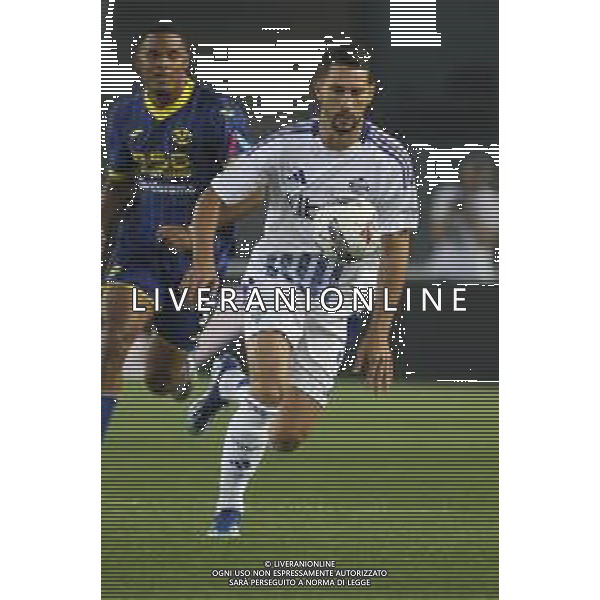 Edoardo Goldaniga of Como 1907 play the ball during Hellas Verona FC vs Como FC 1907, 37° Serie A Enilive 2024-25 game at Marcantonio Bentegodi stadium in Verona (VR), Italy, on May 18, 2025. (Photo by Davide Casentini)- AGENZIA ALDO LIVERANI SAS