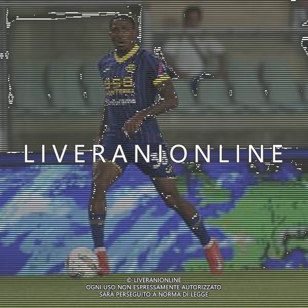 Jackson Tchatchoua of Hellas Verona FC play the ball during Hellas Verona FC vs Como FC 1907, 37° Serie A Enilive 2024-25 game at Marcantonio Bentegodi stadium in Verona (VR), Italy, on May 18, 2025. (Photo by Davide Casentini)- AGENZIA ALDO LIVERANI SAS