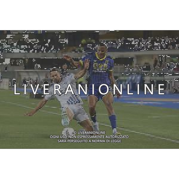 Amin Sarr of Hellas Verona FC battle for the ball with Edoardo Goldaniga of Como 1907 during Hellas Verona FC vs Como FC 1907, 37° Serie A Enilive 2024-25 game at Marcantonio Bentegodi stadium in Verona (VR), Italy, on May 18, 2025. (Photo by Davide Casentini)- AGENZIA ALDO LIVERANI SAS