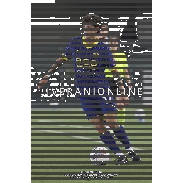 Domagoj Bradaric of Hellas Verona FC play the ball during Hellas Verona FC vs Como FC 1907, 37° Serie A Enilive 2024-25 game at Marcantonio Bentegodi stadium in Verona (VR), Italy, on May 18, 2025. (Photo by Davide Casentini)- AGENZIA ALDO LIVERANI SAS