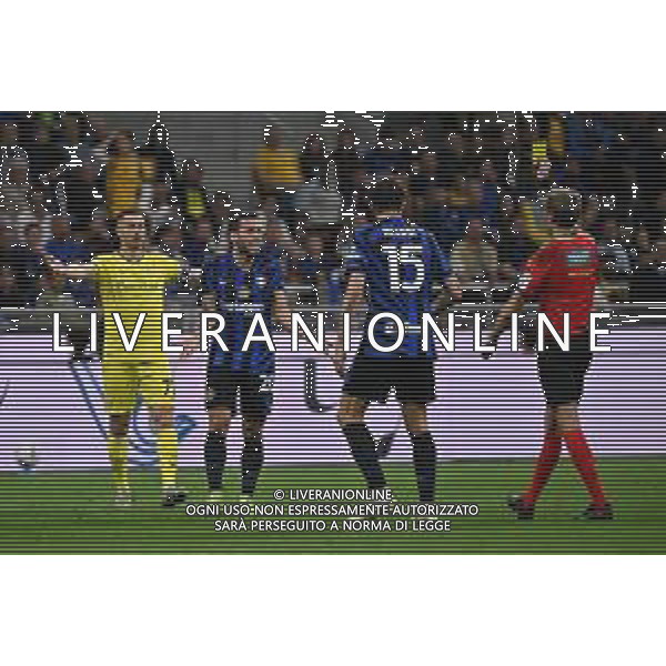Inter vs Lazio nella foto Hakan Calhanoglu (Inter) ammonito dall\'arbitro Daniele Chiffi di Padova Milano 18-05-2025 Stadio Giuseppe Meazza - San Siro Campionato Serie A Enilive - 37a giornata foto Roberto Garavaglia/Agenzia Aldo Liverani sas