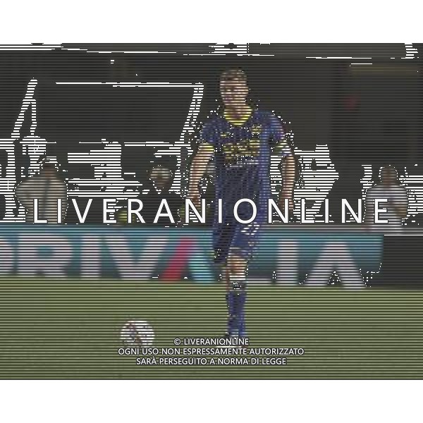 Pawel Dawidowicz of Hellas Verona FC play the ballv during Hellas Verona FC vs Como FC 1907, 37° Serie A Enilive 2024-25 game at Marcantonio Bentegodi stadium in Verona (VR), Italy, on May 18, 2025. (Photo by Davide Casentini) - AGENZIA ALDO LIVERANI SAS