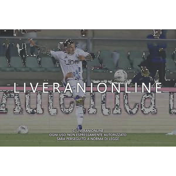 Gabriel Strefezza of Como 1907 play the ball during Hellas Verona FC vs Como FC 1907, 37° Serie A Enilive 2024-25 game at Marcantonio Bentegodi stadium in Verona (VR), Italy, on May 18, 2025. (Photo by Davide Casentini) - AGENZIA ALDO LIVERANI SAS