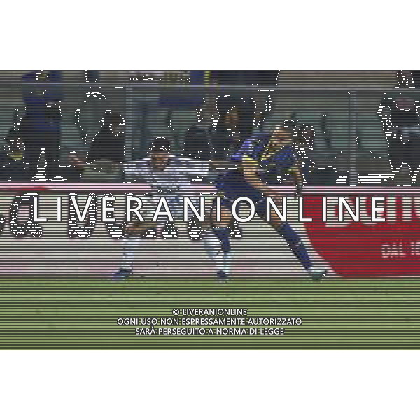 Gabriel Strefezza of Como 1907 battle for the ball with Daniele Ghilardi of Hellas Verona FC during Hellas Verona FC vs Como FC 1907, 37° Serie A Enilive 2024-25 game at Marcantonio Bentegodi stadium in Verona (VR), Italy, on May 18, 2025. (Photo by Davide Casentini) - AGENZIA ALDO LIVERANI SAS