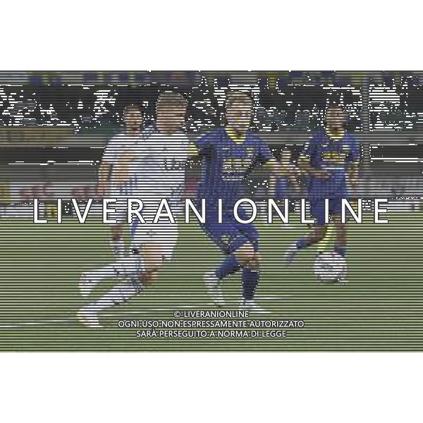 Ignace Van Der Brempt of Como 1907 competes for the ball with Casper Tengstedt of Hellas Verona FC during Hellas Verona FC vs Como FC 1907, 37° Serie A Enilive 2024-25 game at Marcantonio Bentegodi stadium in Verona (VR), Italy, on May 18, 2025. (Photo by Davide Casentini)- AGENZIA ALDO LIVERANI SAS