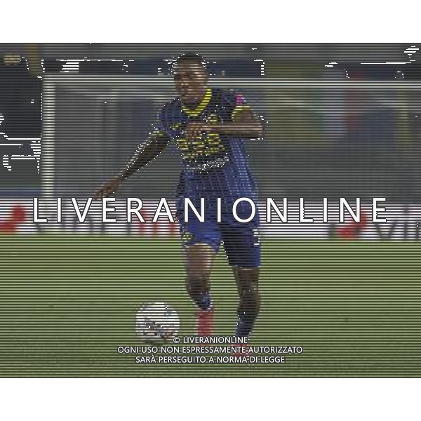 Jackson Tchatchoua of Hellas Verona FC play the ball during Hellas Verona FC vs Como FC 1907, 37° Serie A Enilive 2024-25 game at Marcantonio Bentegodi stadium in Verona (VR), Italy, on May 18, 2025. (Photo by Davide Casentini)- AGENZIA ALDO LIVERANI SAS