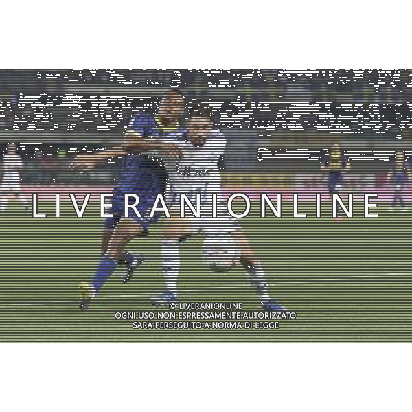 Amin Sarr of Hellas Verona FC battle for the ball with Edoardo Goldaniga of Como 1907 during Hellas Verona FC vs Como FC 1907, 37° Serie A Enilive 2024-25 game at Marcantonio Bentegodi stadium in Verona (VR), Italy, on May 18, 2025. (Photo by Davide Casentini)- AGENZIA ALDO LIVERANI SAS