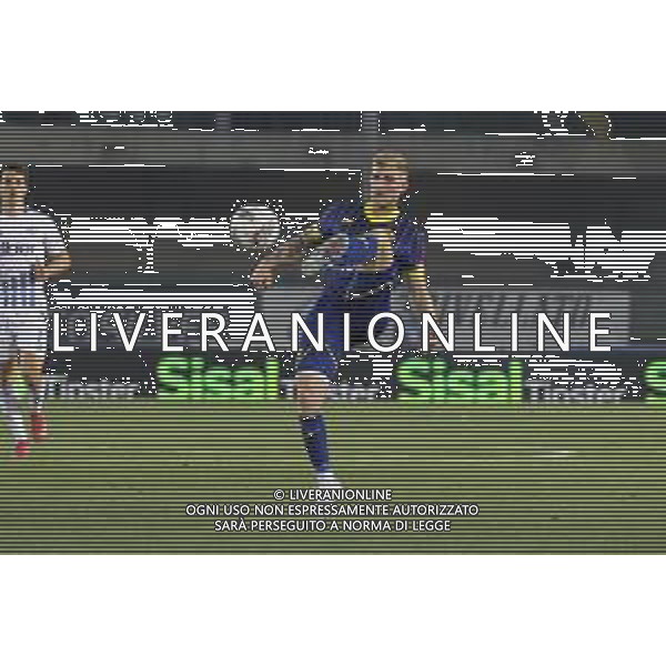 Nicolás Valentini of Hellas Verona FC play the ball during Hellas Verona FC vs Como FC 1907, 37° Serie A Enilive 2024-25 game at Marcantonio Bentegodi stadium in Verona (VR), Italy, on May 18, 2025. (Photo by Davide Casentini)- AGENZIA ALDO LIVERANI SAS