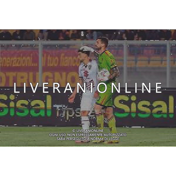 TVEM May 18, 2025 Lecce, Italy - US Lecce vs Torino FC - Italian soccer serie A 2024/25 - Via Del Mare Stadium. In the pic: Wladimiro Falcone of US Lecce and Che Adams of Torino FC foto emmanuele mastrodonato-ag aldo liverani sas