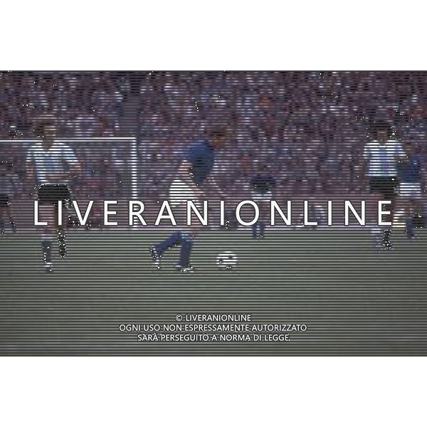 DIAP-RETROSPETTIVA ROMEO BENETTI CALCIATORE NELLA FOTO ROMEO BENETTI CON LA MAGLIA DELLA NAZIONALE ITALIANA DI CALCIO INCONTRO ARGENTINA-ITALIA MONDIALI 74 AG ALDO LIVERANI SAS