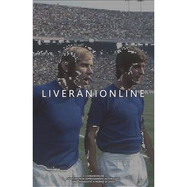 DIAP-RETROSPETTIVA ROMEO BENETTI CALCIATORE NELLA FOTO ROMEO BENETTI CON LA MAGLIA DELLA NAZIONALE ITALIANA DI CALCIO CON GIANNI RIVERA AG ALDO LIVERANI SAS