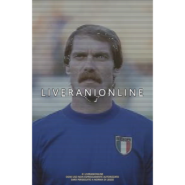 DIAP-RETROSPETTIVA ROMEO BENETTI CALCIATORE NELLA FOTO ROMEO BENETTI CON LA MAGLIA DELLA NAZIONALE ITALIANA DI CALCIO AG ALDO LIVERANI SAS