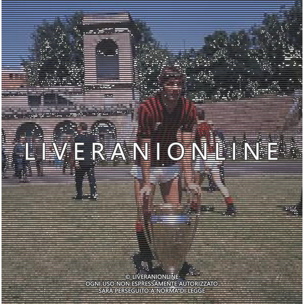 DIAP-RETROSPETTIVA PIERO PRATI CALCIATORE NELLA FOTO PIERO PRATI CON LA MAGLIA DEL MILAN CALCIO CON LA COPPA DEI CAMPIONI AG ALDO LIVERANI SAS