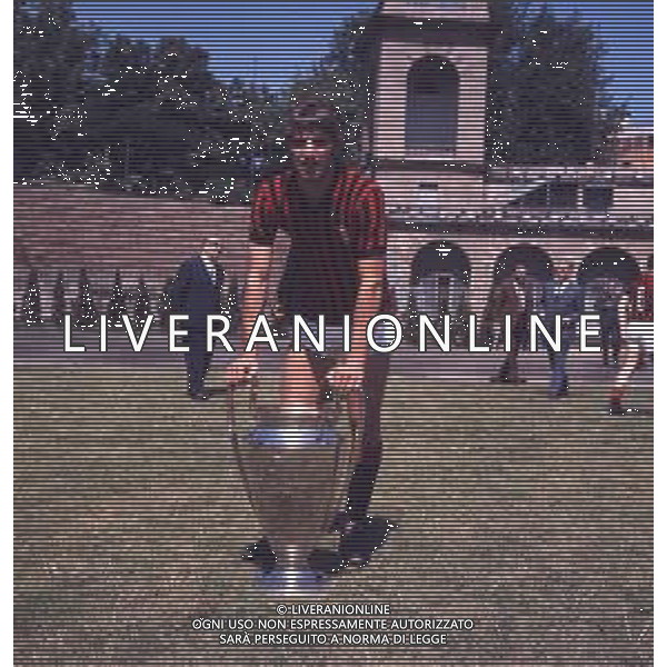 DIAP-RETROSPETTIVA PIERO PRATI CALCIATORE NELLA FOTO PIERO PRATI CON LA MAGLIA DEL MILAN CALCIO CON LA COPPA DEI CAMPIONI AG ALDO LIVERANI SAS