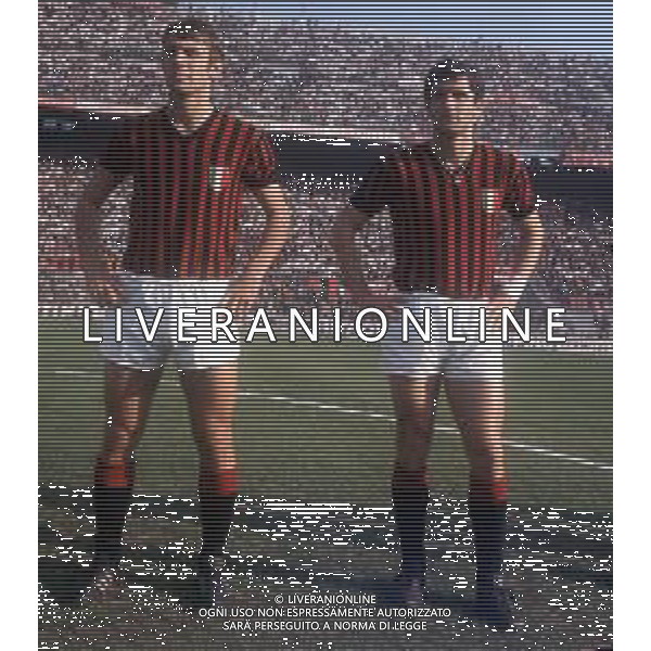 DIAP-RETROSPETTIVA PIERO PRATI CALCIATORE NELLA FOTO PIERO PRATI CON LA MAGLIA DEL MILAN CALCIO CON CARLO PETRINI AG ALDO LIVERANI SAS