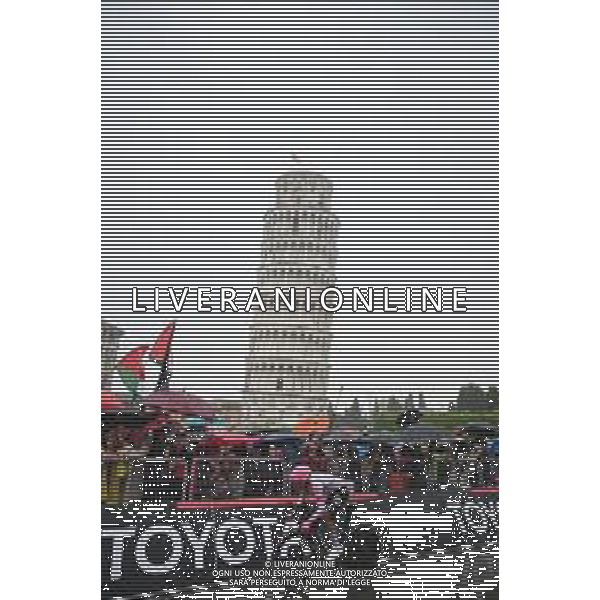 20-05-2025 Giro D\'italia; Tappa 10 Lucca - Pisa; 2025, Ef Education - Easypost; Carapaz Antonio, Richard Antonio; Pisa Piazza Dei Miracoli; ©SIROTTI - AGENZIA ALDO LIVERANI SAS