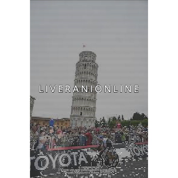 20-05-2025 Giro D\'italia; Tappa 10 Lucca - Pisa; 2025, Red Bull - Bora Hansgrohe; Roglic, Primoz; Pisa Piazza Dei Miracoli; ©SIROTTI - AGENZIA ALDO LIVERANI SAS