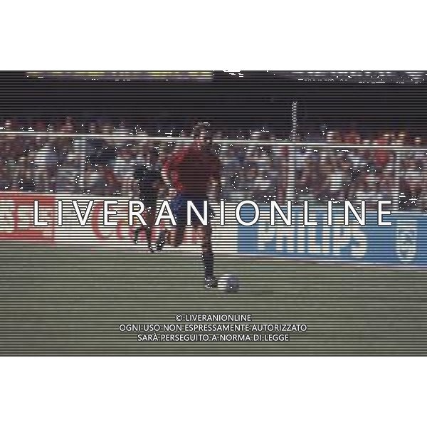 DIAP-RETROSPETTIVA MARTIN VASQUEZ CALCIATORE NELLA FOTO MARTIN VASQUEZ CON LA MAGLIA DELLA NAZIONALE DI CALCIO SPAGNA NELL\'ANNO1990 AG ALDO LIVERANI SAS