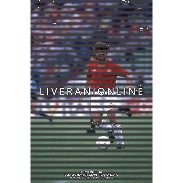 DIAP-RETROSPETTIVA MARTIN VASQUEZ CALCIATORE NELLA FOTO MARTIN VASQUEZ CON LA MAGLIA DELLA NAZIONALE DI CALCIO SPAGNA NELL\'ANNO1990 AG ALDO LIVERANI SAS