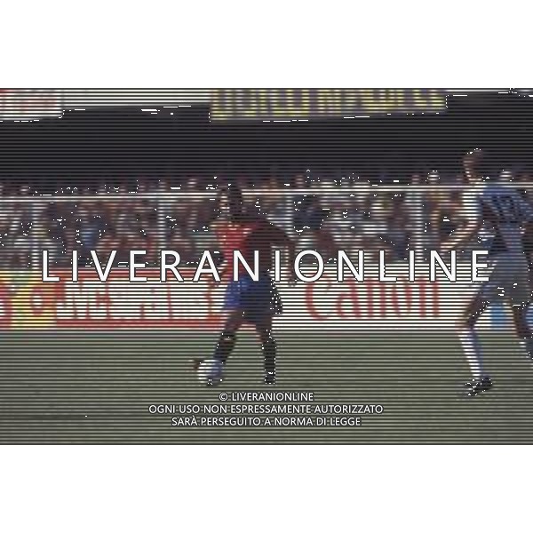 DIAP-RETROSPETTIVA MARTIN VASQUEZ CALCIATORE NELLA FOTO MARTIN VASQUEZ CON LA MAGLIA DELLA NAZIONALE DI CALCIO SPAGNA NELL\'ANNO1990 AG ALDO LIVERANI SAS
