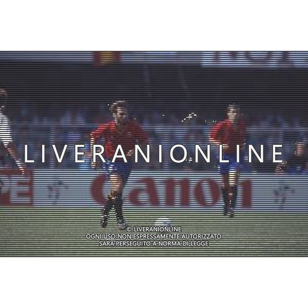 DIAP-RETROSPETTIVA MARTIN VASQUEZ CALCIATORE NELLA FOTO MARTIN VASQUEZ CON LA MAGLIA DELLA NAZIONALE DI CALCIO SPAGNA NELL\'ANNO1990 AG ALDO LIVERANI SAS