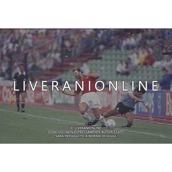 DIAP-RETROSPETTIVA MARTIN VASQUEZ CALCIATORE NELLA FOTO MARTIN VASQUEZ CON LA MAGLIA DELLA NAZIONALE DI CALCIO SPAGNA NELL\'ANNO1990 AG ALDO LIVERANI SAS