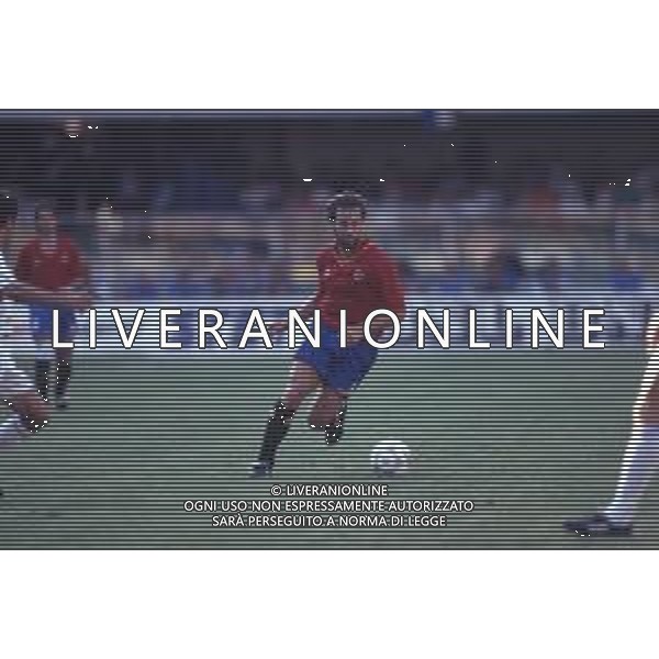 DIAP-RETROSPETTIVA MARTIN VASQUEZ CALCIATORE NELLA FOTO MARTIN VASQUEZ CON LA MAGLIA DELLA NAZIONALE DI CALCIO SPAGNA NELL\'ANNO1990 AG ALDO LIVERANI SAS