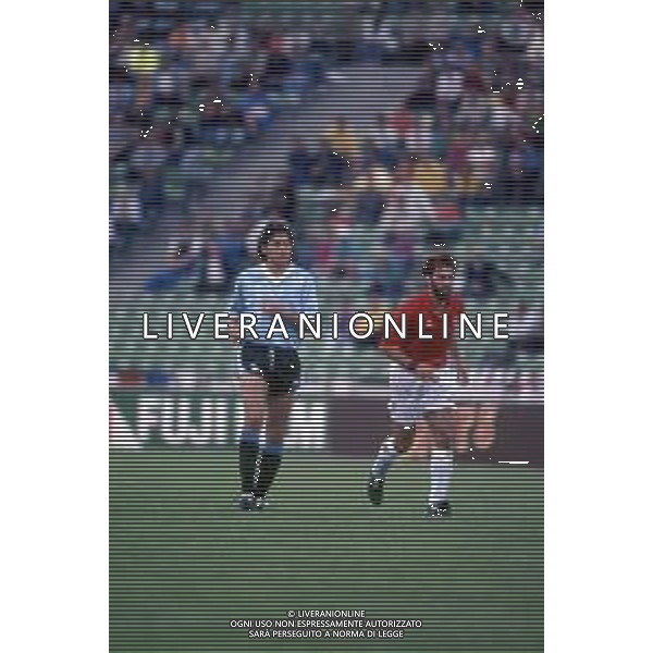 DIAP-RETROSPETTIVA MARTIN VASQUEZ CALCIATORE NELLA FOTO MARTIN VASQUEZ CON LA MAGLIA DELLA NAZIONALE DI CALCIO SPAGNA NELL\'ANNO1990 AG ALDO LIVERANI SAS