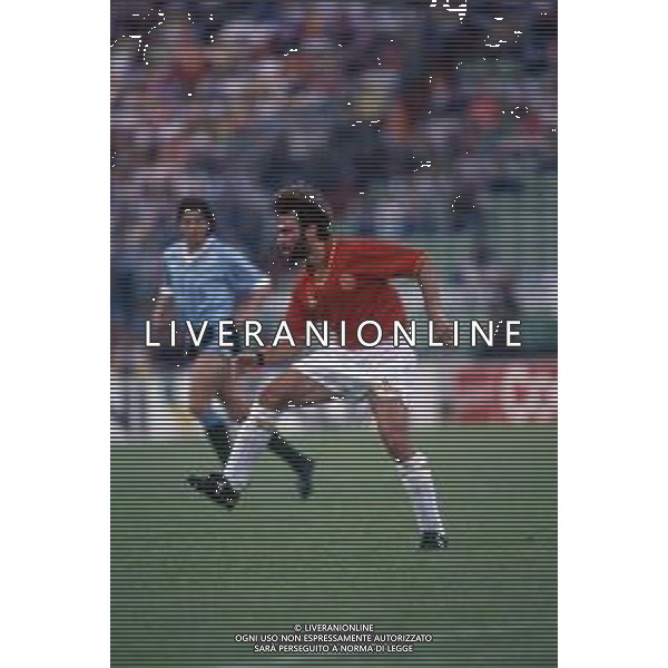 DIAP-RETROSPETTIVA MARTIN VASQUEZ CALCIATORE NELLA FOTO MARTIN VASQUEZ CON LA MAGLIA DELLA NAZIONALE DI CALCIO SPAGNA NELL\'ANNO1990 AG ALDO LIVERANI SAS
