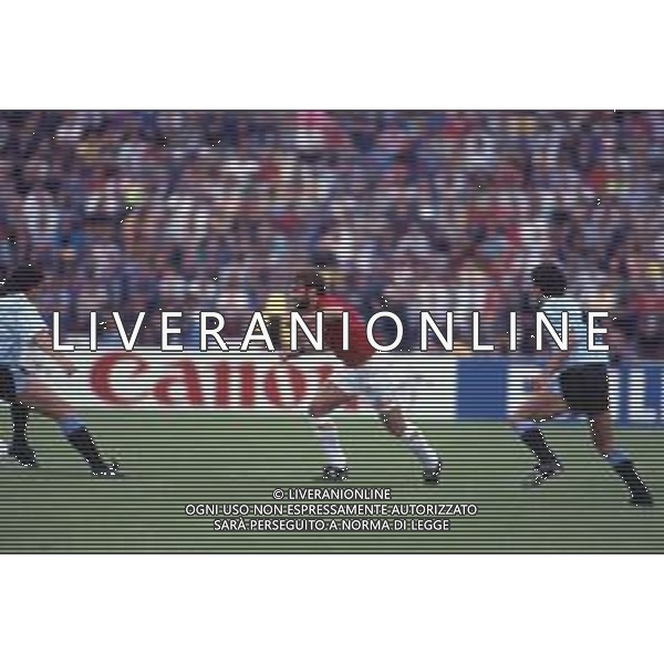 DIAP-RETROSPETTIVA MARTIN VASQUEZ CALCIATORE NELLA FOTO MARTIN VASQUEZ CON LA MAGLIA DELLA NAZIONALE DI CALCIO SPAGNA NELL\'ANNO1990 AG ALDO LIVERANI SAS