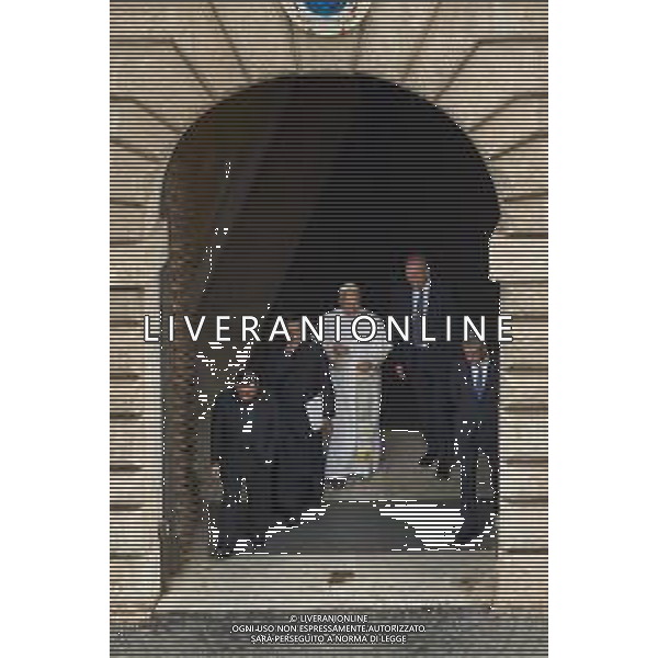 Citta\'† del Vaticano - 21 Maggio 2025 Papa Leone XIV saluta mentre arriva per la sua prima udienza generale settimanale in Piazza San Pietro in Vaticano. Nella Foto: Papa Leone XIV Footo Anfrea Bracaglia Ag Aldo Liverani sas