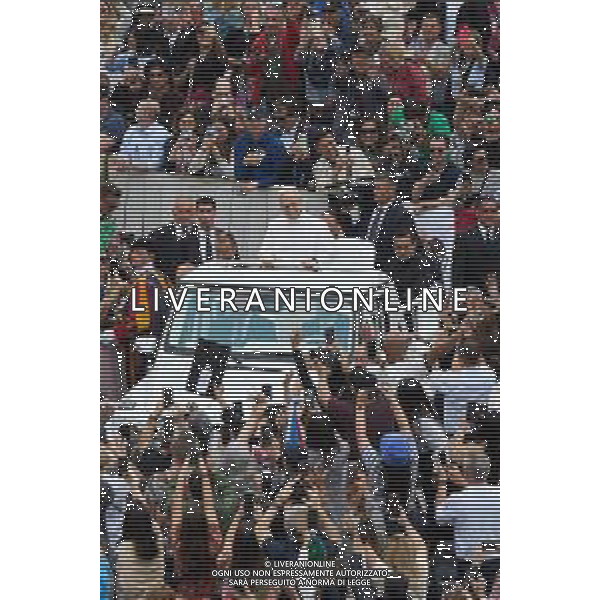 Citta\'† del Vaticano - 21 Maggio 2025 Papa Leone XIV saluta mentre arriva per la sua prima udienza generale settimanale in Piazza San Pietro in Vaticano. Nella Foto: Papa Leone XIV foto Andrea Bracaglia-ag aldo liverani sas