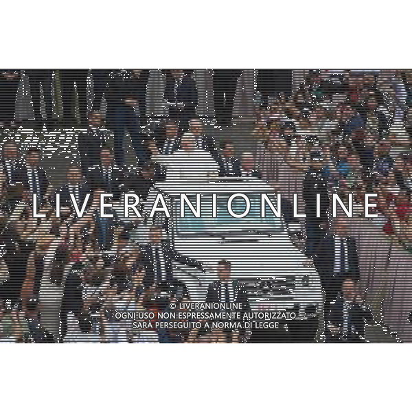 Citta\'† del Vaticano - 21 Maggio 2025 Papa Leone XIV saluta mentre arriva per la sua prima udienza generale settimanale in Piazza San Pietro in Vaticano. Nella Foto: Papa Leone XIV foto Andrea Bracaglia-ag aldo liverani sas