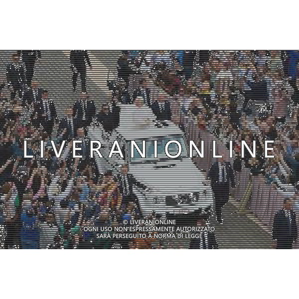 Citta\'† del Vaticano - 21 Maggio 2025 Papa Leone XIV saluta mentre arriva per la sua prima udienza generale settimanale in Piazza San Pietro in Vaticano. Nella Foto: Papa Leone XIV foto Andrea Bracaglia-ag aldo liverani sassas