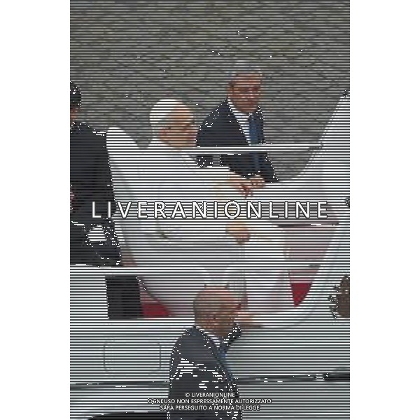 Citta\'† del Vaticano - 21 Maggio 2025 Papa Leone XIV saluta mentre arriva per la sua prima udienza generale settimanale in Piazza San Pietro in Vaticano. Nella Foto: Papa Leone XIV foto Andrea Bracaglia-ag aldo liverani sas