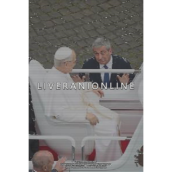 Citta\'† del Vaticano - 21 Maggio 2025 Papa Leone XIV saluta mentre arriva per la sua prima udienza generale settimanale in Piazza San Pietro in Vaticano. Nella Foto: Papa Leone XIV foto Andrea Bracaglia-ag aldo liverani sas