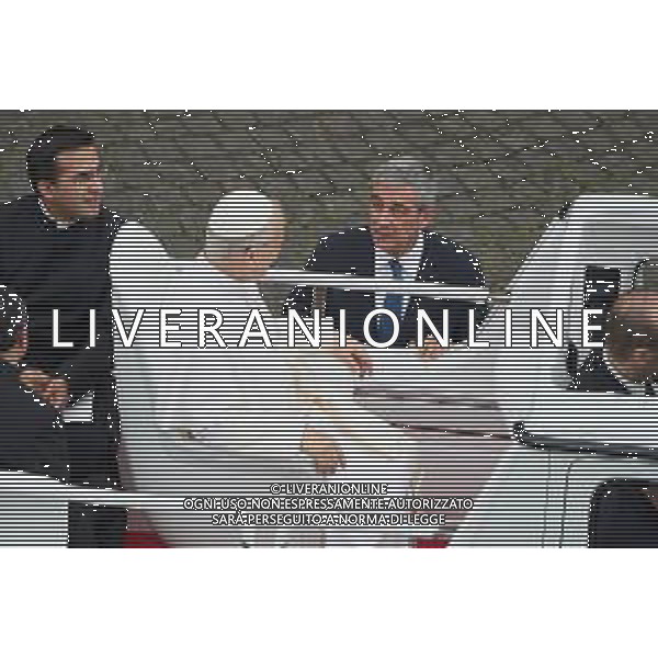Citta\'† del Vaticano - 21 Maggio 2025 Papa Leone XIV saluta mentre arriva per la sua prima udienza generale settimanale in Piazza San Pietro in Vaticano. Nella Foto: Papa Leone XIV foto Andrea Bracaglia-ag aldo liverani sas