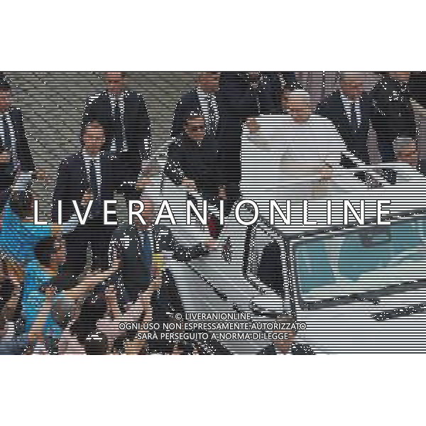 Citta\'† del Vaticano - 21 Maggio 2025 Papa Leone XIV saluta mentre arriva per la sua prima udienza generale settimanale in Piazza San Pietro in Vaticano. Nella Foto: Papa Leone XIV foto Andrea Bracaglia-ag aldo liverani sas