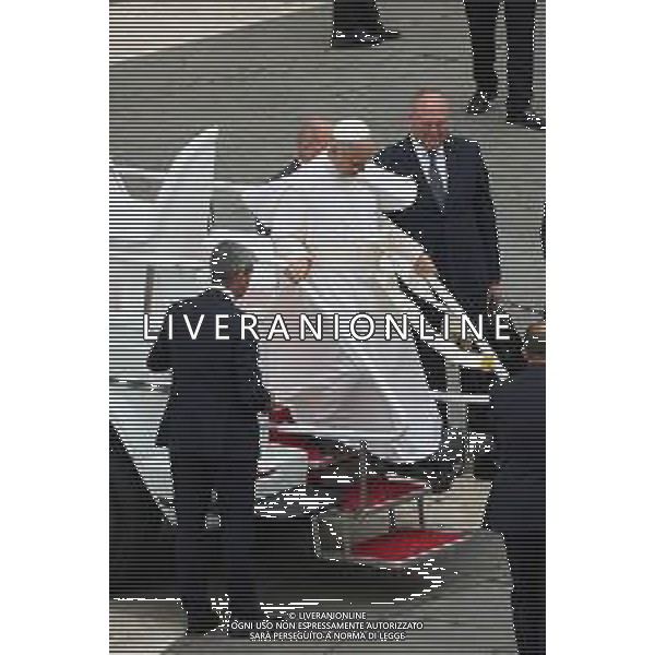 Citta\'† del Vaticano - 21 Maggio 2025 Papa Leone XIV saluta mentre arriva per la sua prima udienza generale settimanale in Piazza San Pietro in Vaticano. Nella Foto: Papa Leone XIV foto Andrea Bracaglia-ag aldo liverani sas