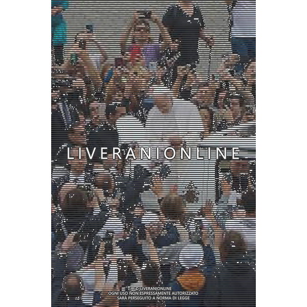 Citta\'† del Vaticano - 21 Maggio 2025 Papa Leone XIV saluta mentre arriva per la sua prima udienza generale settimanale in Piazza San Pietro in Vaticano. Nella Foto: Papa Leone XIV foto Andrea Bracaglia-ag aldo liverani sas
