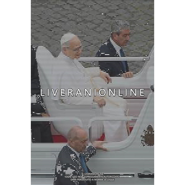 Citta\'† del Vaticano - 21 Maggio 2025 Papa Leone XIV saluta mentre arriva per la sua prima udienza generale settimanale in Piazza San Pietro in Vaticano. Nella Foto: Papa Leone XIV foto Andrea Bracaglia-ag aldo liverani sas