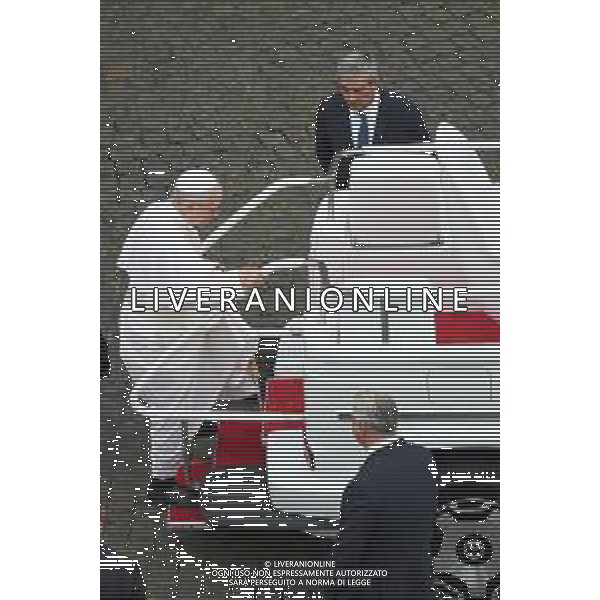 Citta\'† del Vaticano - 21 Maggio 2025 Papa Leone XIV saluta mentre arriva per la sua prima udienza generale settimanale in Piazza San Pietro in Vaticano. Nella Foto: Papa Leone XIV foto Andrea Bracaglia-ag aldo liverani sas